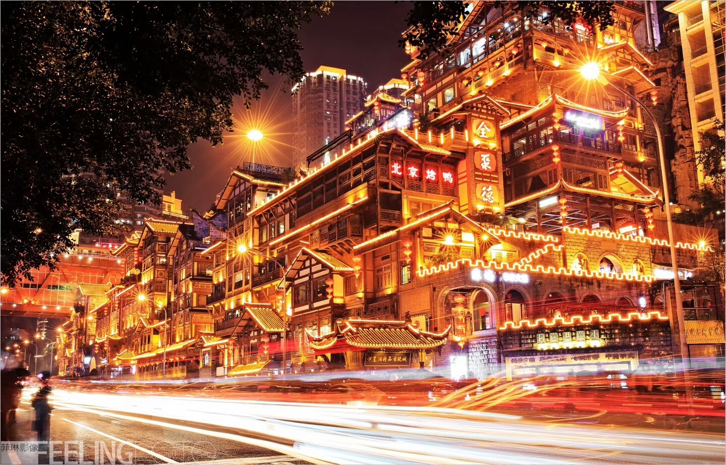 探訪重慶網紅景點洪崖洞,夜景美如仙境